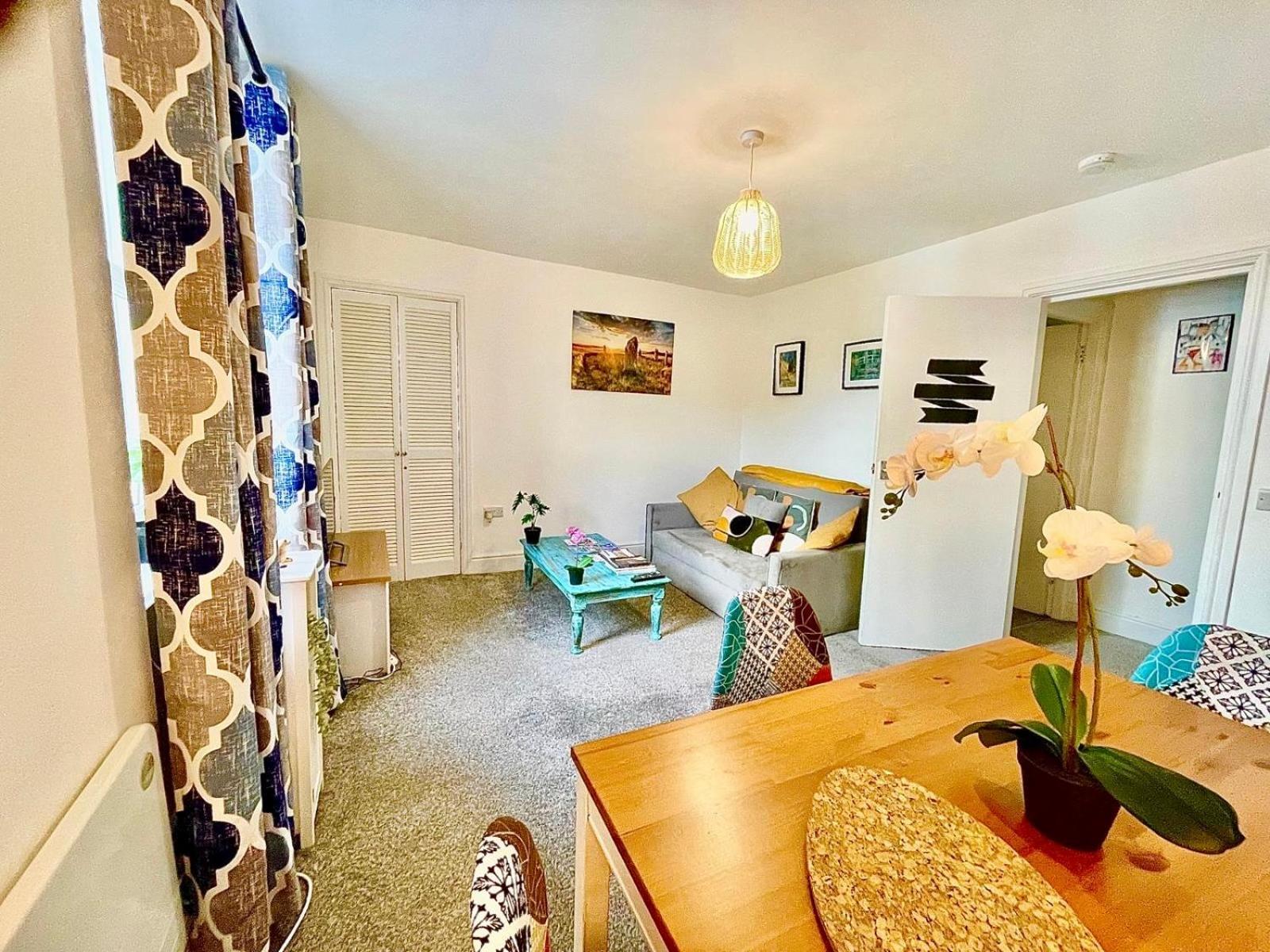 Cosy Authentic Flat In The Heart Of גאלאשילס מראה חיצוני תמונה